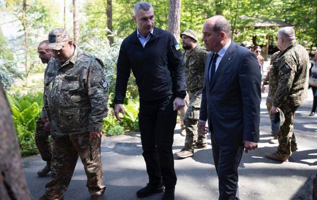 Кличко и мэр Брюсселя Клоз привезли помощь бойцам батальона "Свобода"