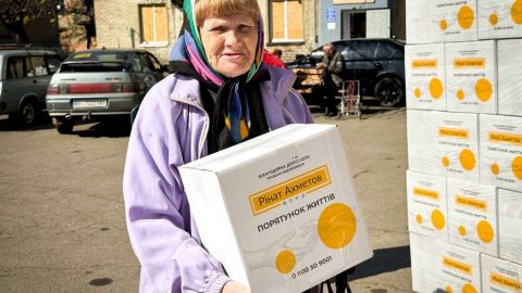 У Селидовому триває видача гуманітарної допомоги від Фонду Ахметова