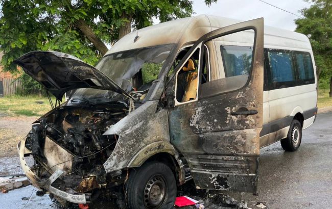 Росіяни обстріляли Нікополь і район, дрон влучив у автобус, є постраждалі