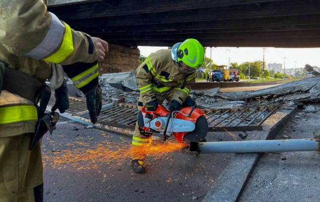 У Києві через руйнування шляхопроводу змінили рух громадського транспорту: деталі
