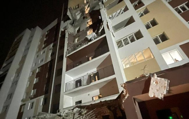 В Киевской области из-за атаки РФ повреждена многоэтажка, горело предприятие