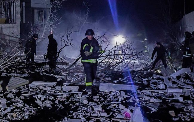 Удар авіабомби по Херсону: кількість постраждалих зросла, під завалами можуть бути люди