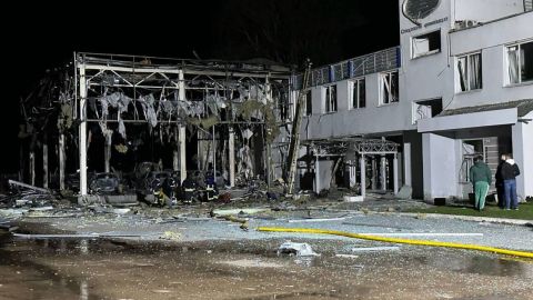 Ночная атака дронов. Под Киевом повреждены АЗС, автосалон, есть пострадавшие (фото)