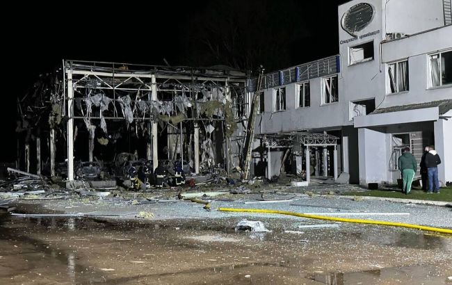 Ночная атака дронов. Под Киевом повреждены АЗС, автосалон, есть пострадавшие (фото)