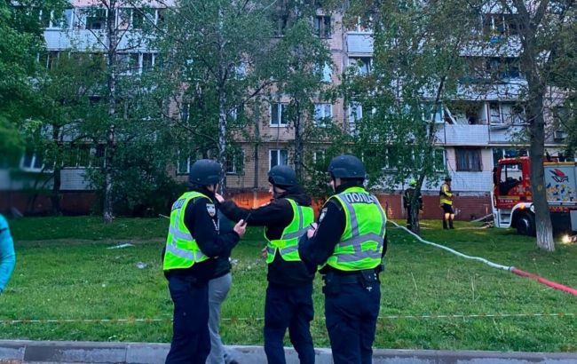 Нічна атака на Київ: поліція показала кадри евакуації у Святошинському районі