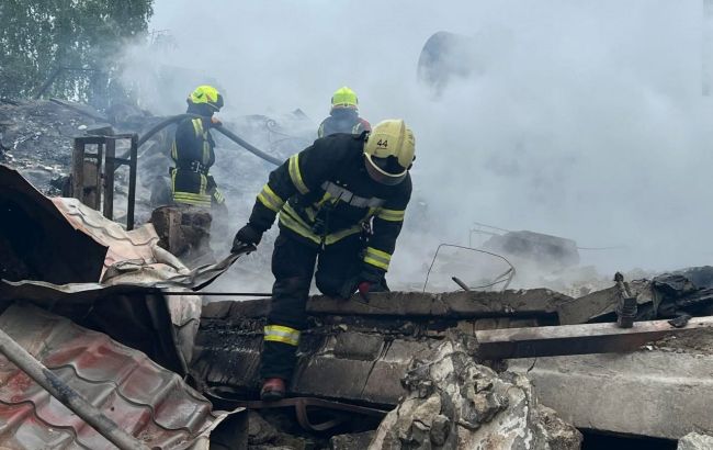 Количество пострадавших от ночной атаки РФ в Киевской области снова возросло