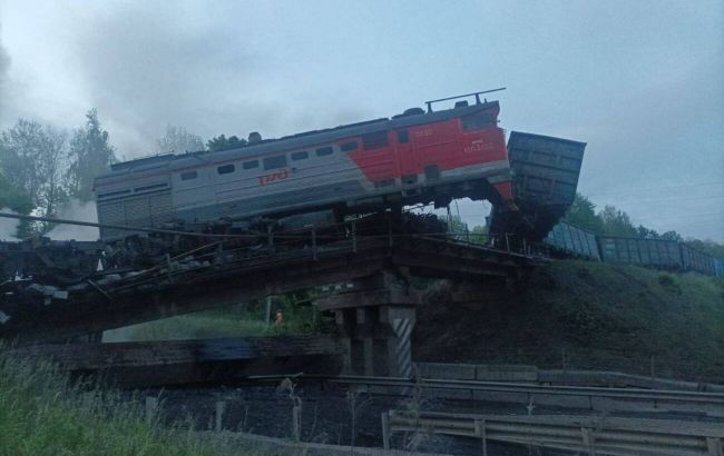 Под Курском поезд свалился с моста на автомобильную дорогу: есть раненые, произошел пожар