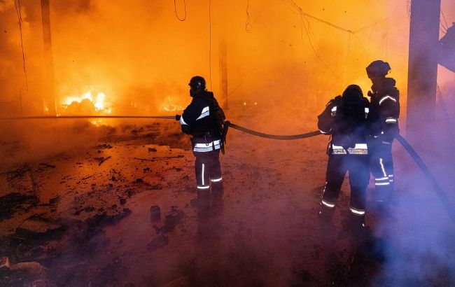 Росіяни вдарили по поштовому терміналу під Харковом: у ДСНС показали наслідки