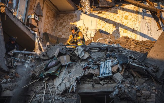 Авиаудар по Краматорску: спасатели возобновили разбор завалов - ищут человека