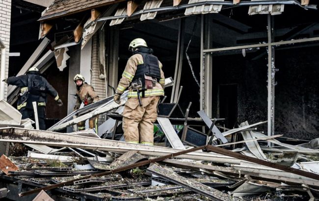 Пожар и разрушения: ГСЧС показала последствия ночной атаки РФ по Харькову