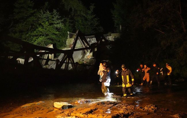 На Закарпатье обвалился мост: чрезвычайники спасли 2-летнего мальчика (фото)