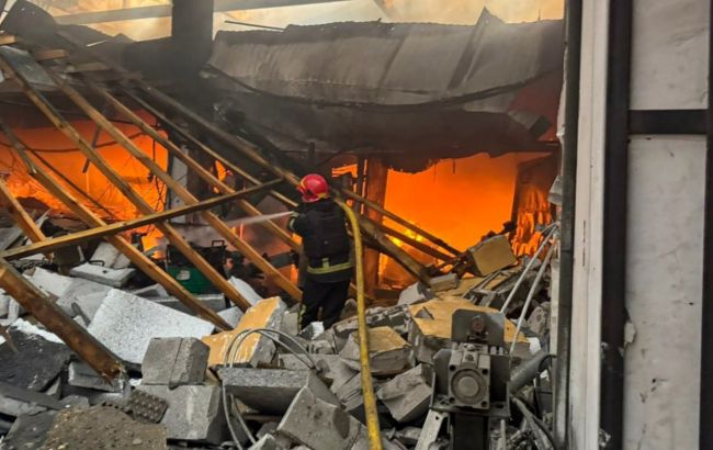 Обстрел Чугуева: спасатели рассказали о последствиях (фото)