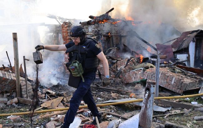 Пожежі та зруйновані будинки: з'явились фото наслідків удару по Полтаві