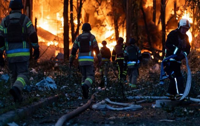 Пожары и поврежденные дома: появились фото последствий массированной атаки на Киев