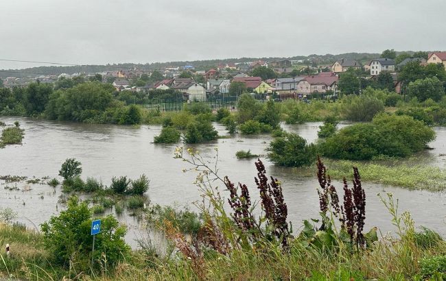 Вода піднялася до 3 метрів. У Львові частині районів загрожує підтоплення