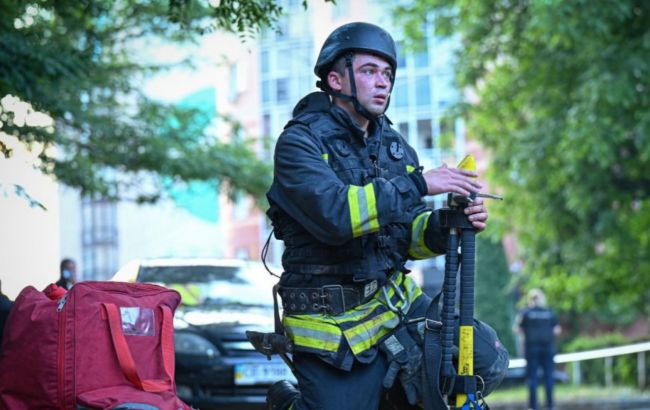 Полиция спасала людей и животных: видео первых минут после обстрела Черновцов