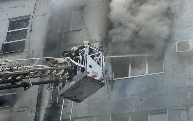 Масштабна пожежа сталась у п’ятиповерхівці Запоріжжя: серед постраждалих є діти (відео)