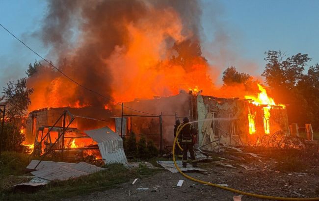 Шостку атакували дрони та авіабомби: є загиблі та пораненні, зруйновано будинки (фото)