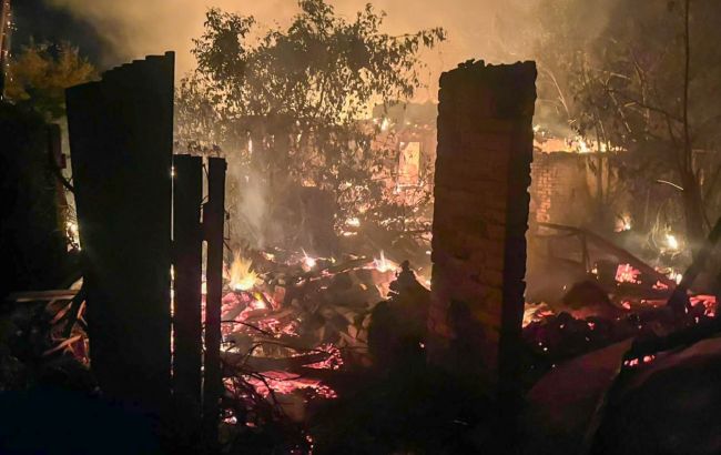 Пожежі та зруйновані будинки: рятувальники показали наслідки атаки на Харківщину