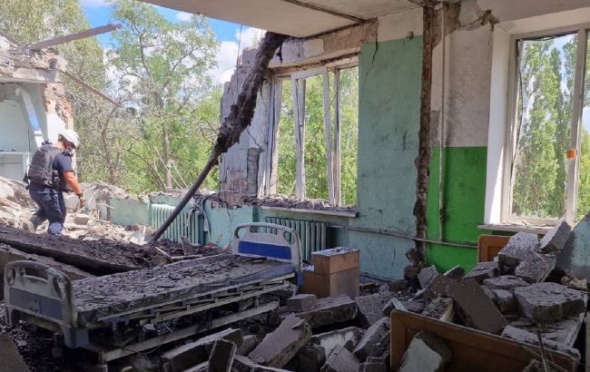 Удар по зданию медучреждения в Харькове: появились фото последствий