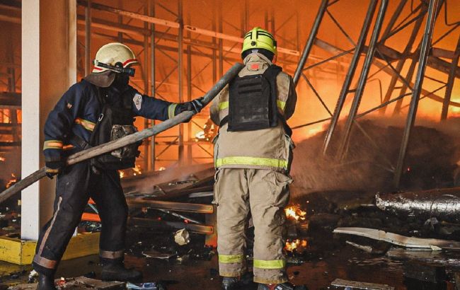 Масштабна пожежа та загиблий: окупанти вдарили по підприємству під Харковом (фото)