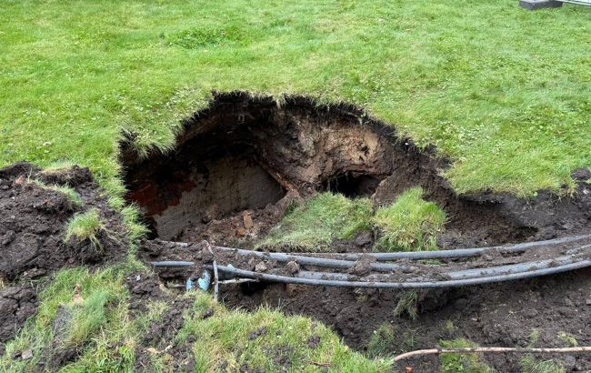В центре Харькова провалился грунт и открыл катакомбы: что нашли под землей (фото)