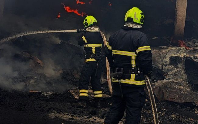 У Кривому Розі спалахнула пожежа в пекарні: є загиблі (фото)
