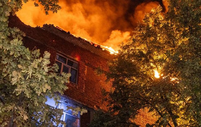 Дрон ударил по предприятию: спасатели показали последствия вражеского обстрела в Харькове