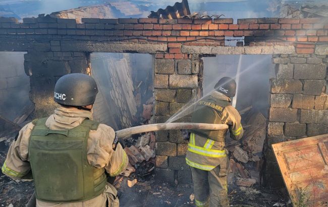 Троє поранених, зруйновані будівлі та авто: РФ зранку вдарила ракетами по Дніпру (фото)