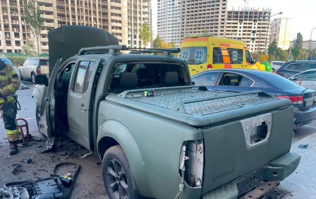 В Киеве на парковке взорвался автомобиль, окрашенный под военный: первые детали