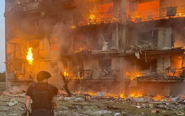 Константиновка в огне, россияне сбросили ФАБы и наносили удары дронами: кадры последствий