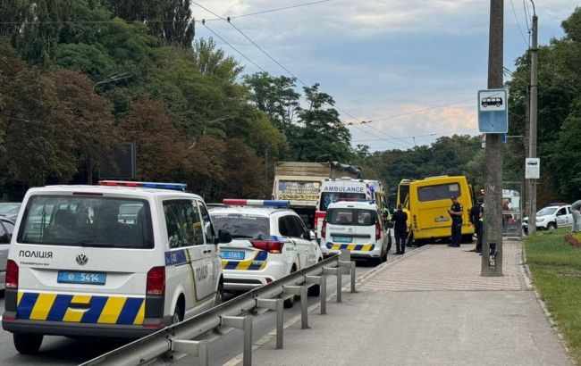 В Киеве маршрутка влетела в автобус на остановке, есть пострадавшие (фото)
