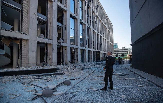 Мер Києва повідомив про влучання у ТЦ в центрі столиці: відео з місця атаки