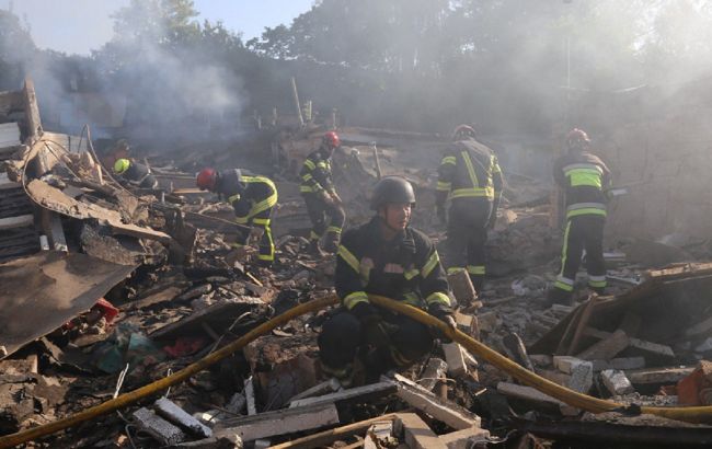 На Хмельниччині шукають людину під завалами після ракетно-дронового удару РФ (фото)