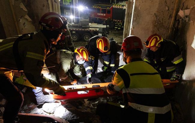В Киеве из-под завалов дома достали тело еще одного человека (фото)