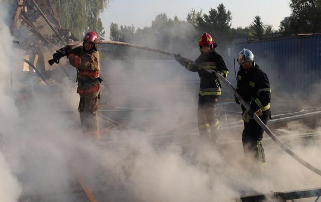 Постраждалий та пожежа: з'явилось відео руйнувань на Вінниччині після масованої атаки