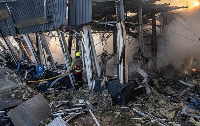 В Сумах под завалами нашли тело погибшего охранника после атаки дронами