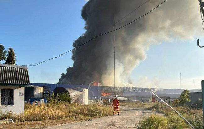 Под Киевом горит склад логистического центра из-за утренней атаки дронов (фото)