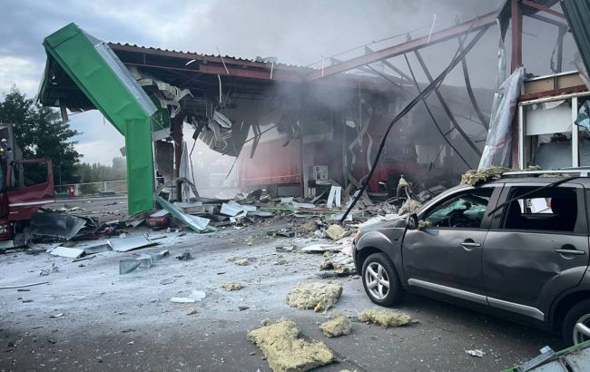 Росіяни ударом безпілотника зруйнували АЗС біля Полтави, виникла пожежа, - ОВА