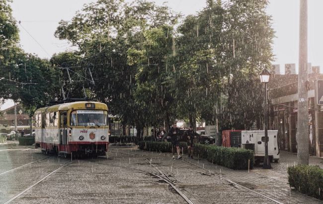 Мощный ливень накрыл Одессу: подтоплены улицы, остановились некоторые трамваи