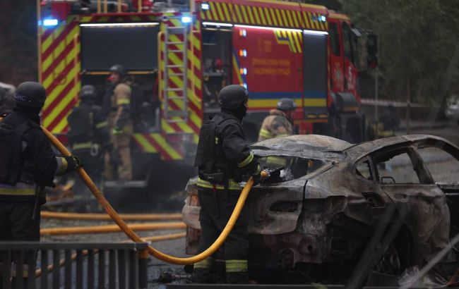 Пошкоджено медцентр і стоматологію, є жертва: що відомо про масований удар по Дніпру (фото)