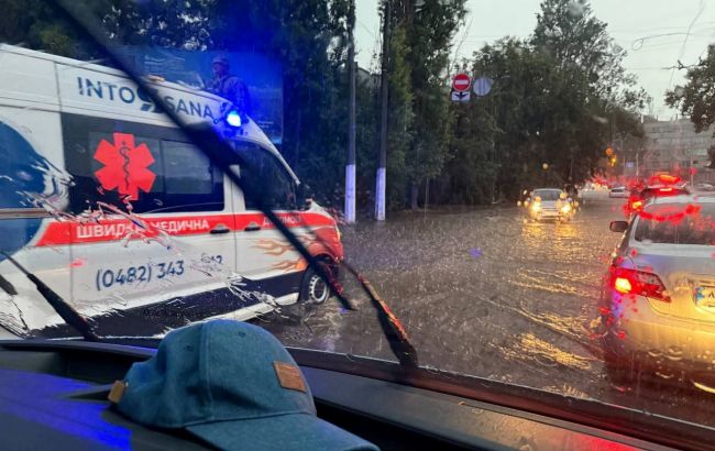 Жертвы, подтопленные дома и "дистанционка" в школах: все о непогоде в Одессе