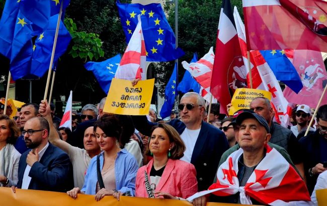 В день выборов в Грузии люди вышли на протесты: дворец президента берут штурмом (фото)