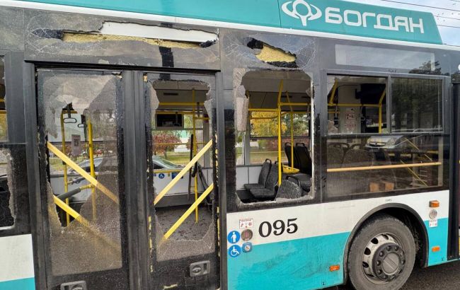 У Сумах під час атаки РФ пошкоджено тролейбус з людьми, є поранені