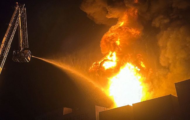 Масштабна пожежа, поранені та знеструмлення: що відомо про атаку РФ на Одещині (фото)