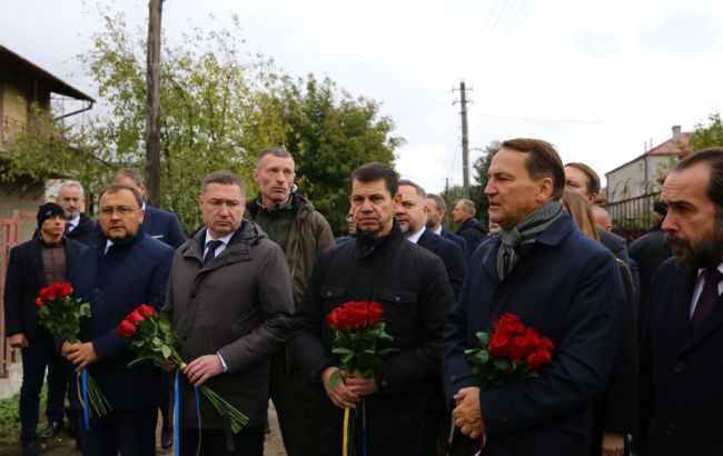 Сікорський прибув в Україну: глава МЗС Польщі відвідав місце удару РФ біля Львова