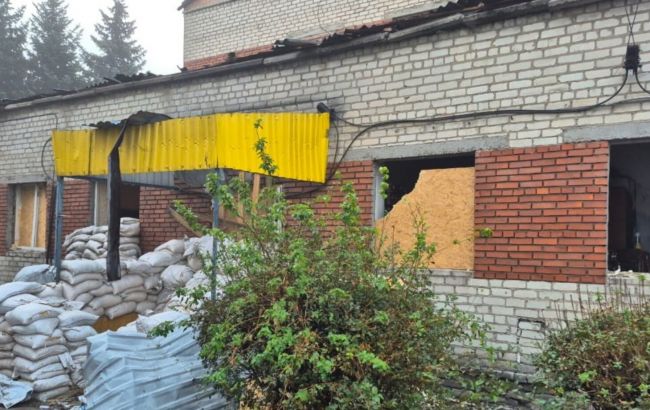 В Доброполье россияне атаковали пожарных: повреждено здание ГСЧС