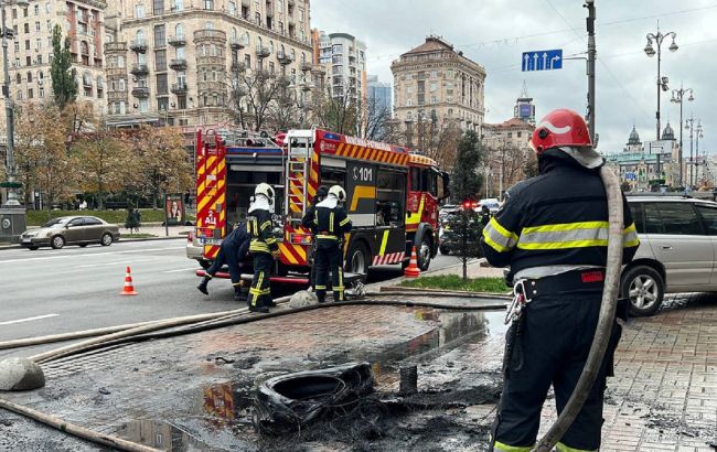 На Крещатике произошел пожар, мужчина поджег шины возле КГГА