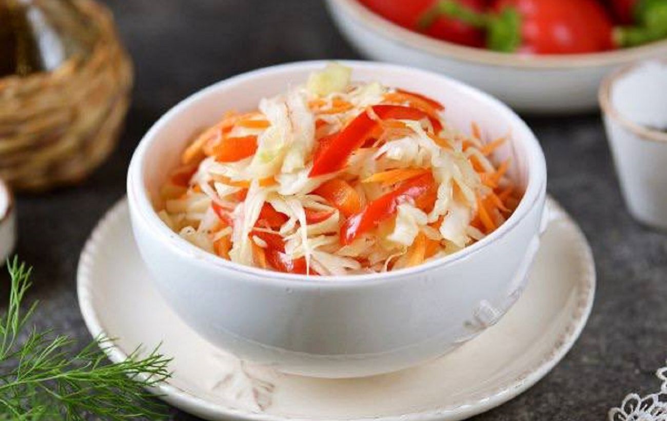 Маринована капуста "п’ятихвилинка": смачна, хрустка і готова вже зранку
