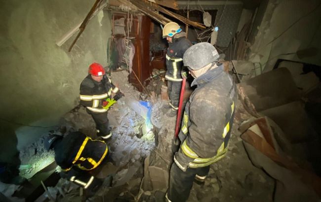 В Каменском из-под завалов дома достали тело человека после ночной атаки РФ